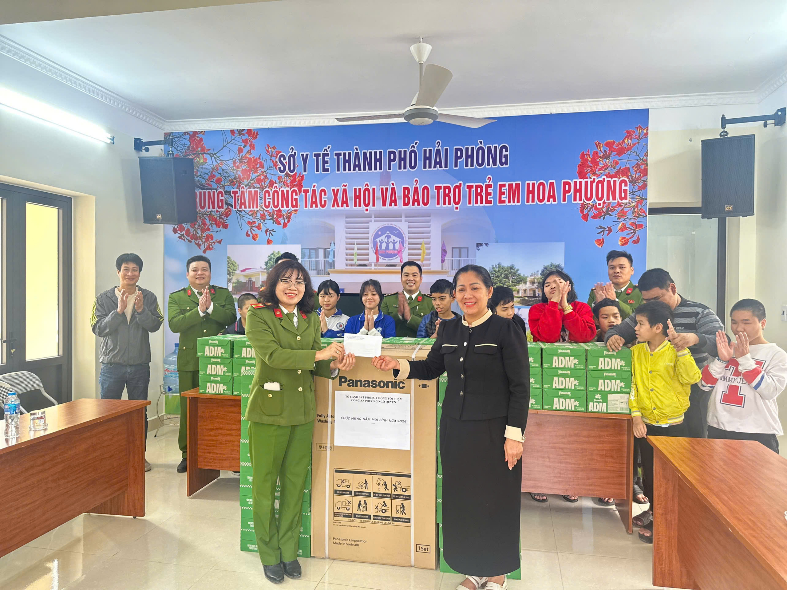 Công an phường Ngô Quyền thăm, tặng quà Trung tâm công tác xã hội và bảo trợ trẻ em Hoa Phượng nhân dịp Tết Nguyên đán Bính Ngọ 2026